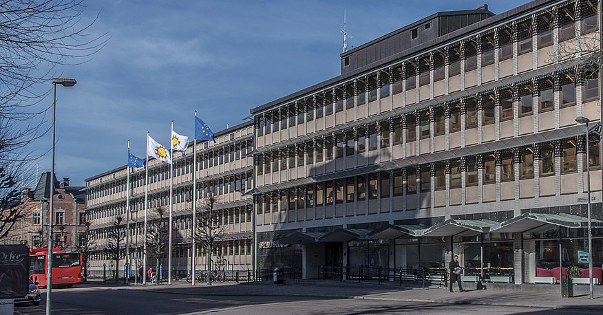 Karlstads stadshus förr. Byggnaden var redan en gigantisk parasit, men Horisont Arkitekter har lyckats med det omöjliga och gjort den ännu värre.