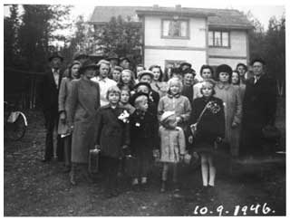 Finska krigsbarn samlade med nära och kära innan återresan till Finland.
