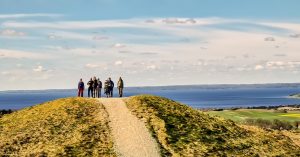 Deltagere på trehøje - guidet vandretur