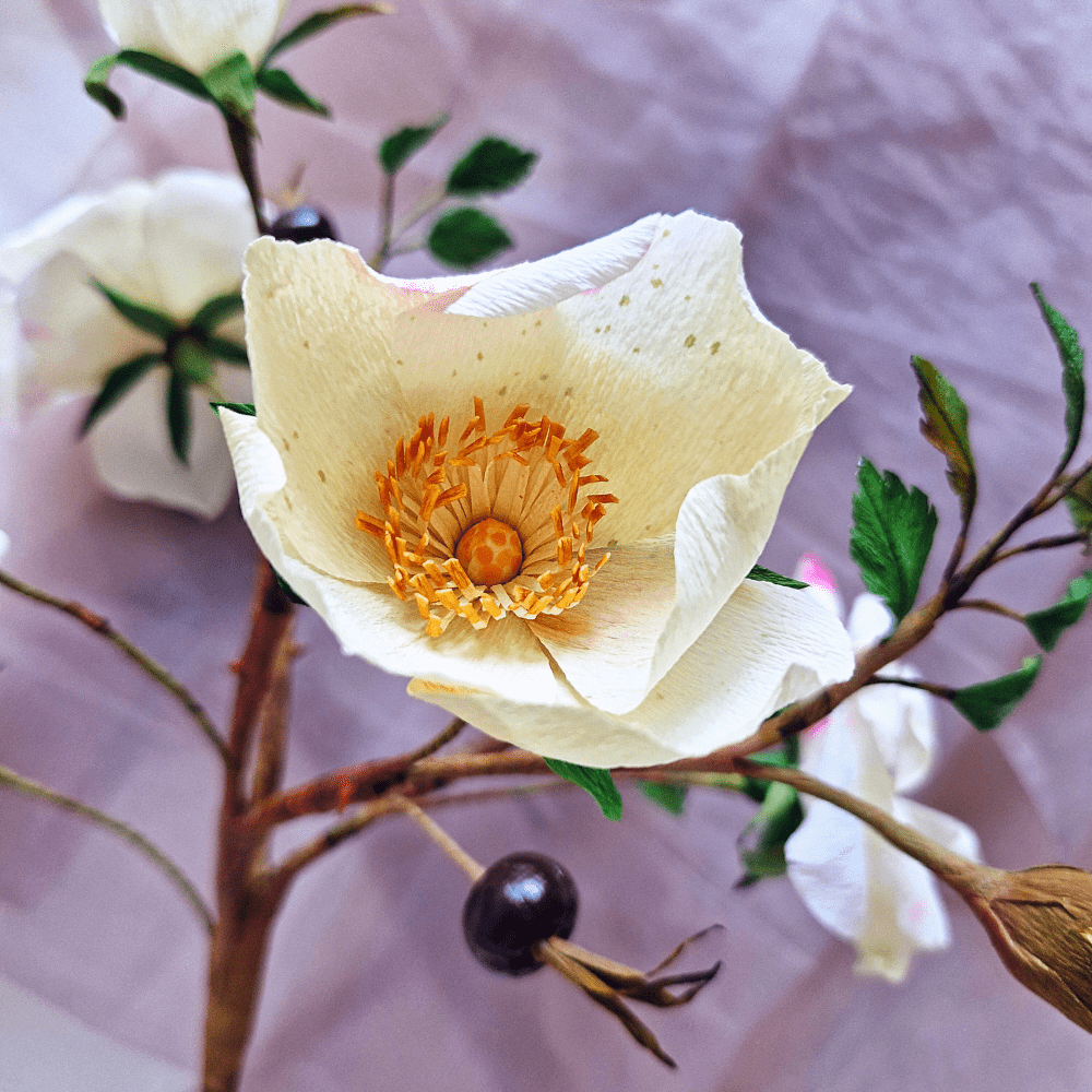 Vilde rose i crepepapir kursus med farveteknikker.