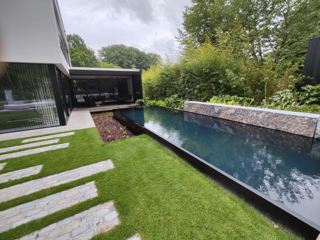 Infinity zwembad in tuin aangelegd door Artecta Tuinen