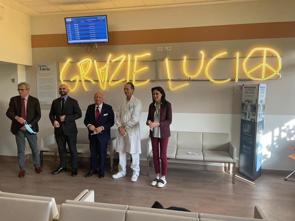 Il collezionista-imprenditore emilianoFRANCESCO AMANTE dona la luminaria“Grazie Lucio” firmata dall’artista romano Pablo Echaurren al Day Hospital Oncologico del Policlinico Sant’Orsola di Bologna