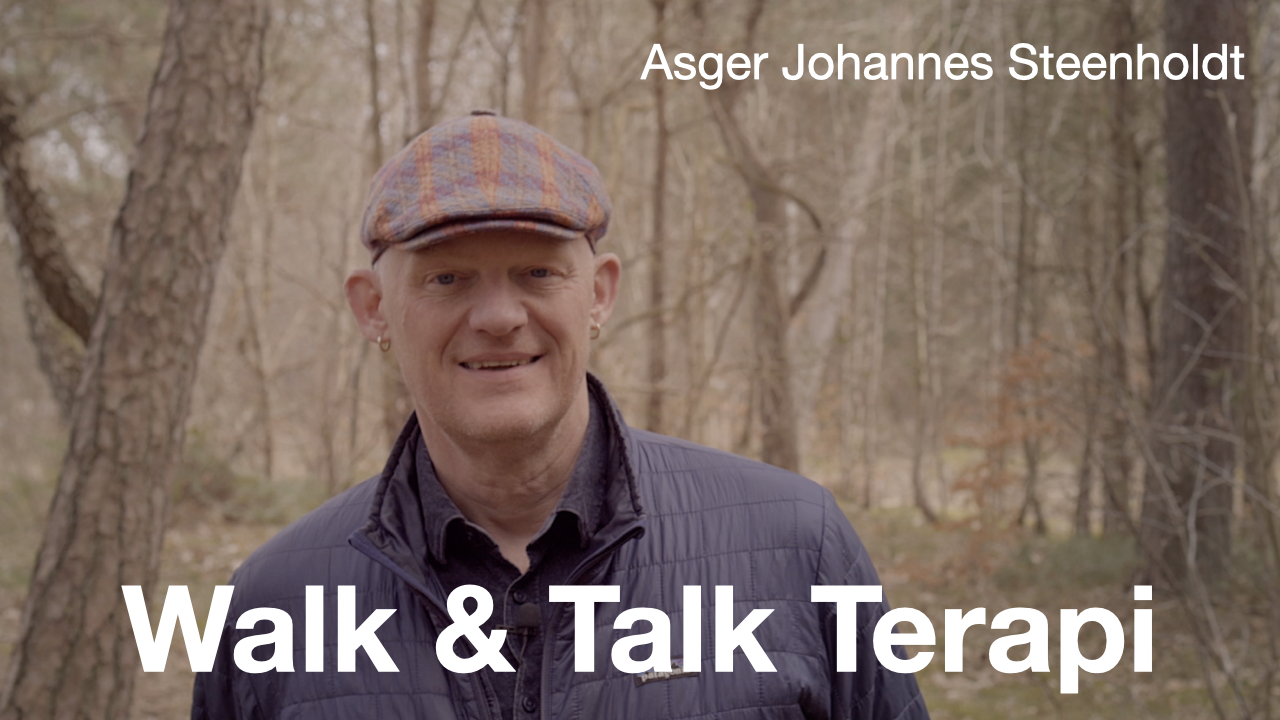 Et billede af Asger Johannes Steenholdt i en skov med teksten "Walk & Talk Terapi"