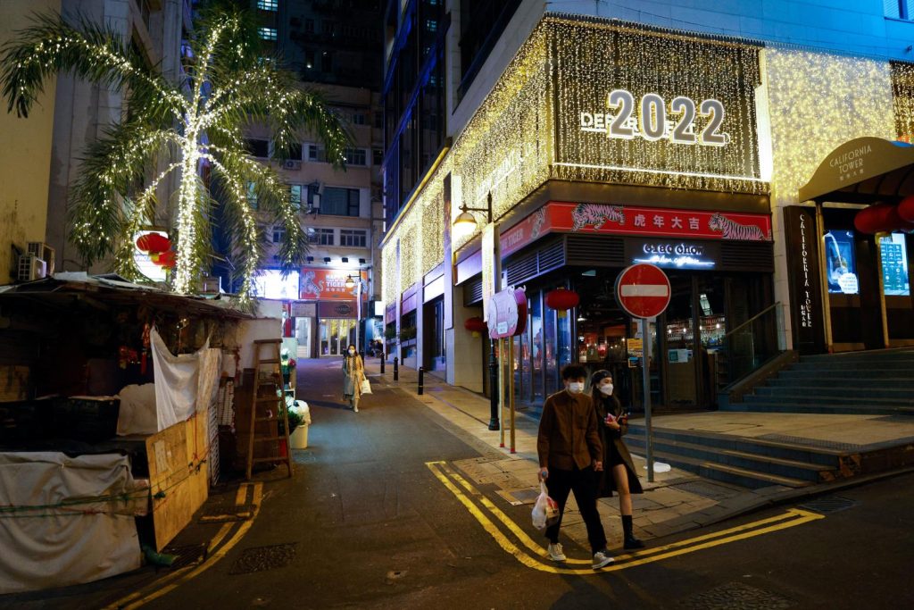 Foreign Executives in Isolated Hong Kong Push for Exit, Tired of Zero-Covid Curbs