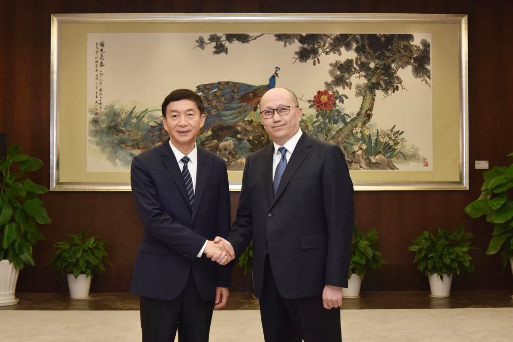 Zheng Yanxiong (right) meeting with Luo Huining (left).