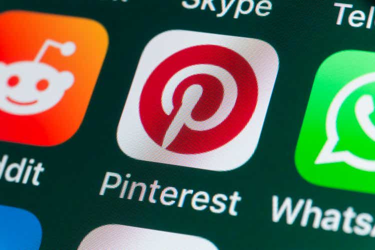 Pinterest, Reddit, Whatsapp and other Apple Apps on iPhone screen