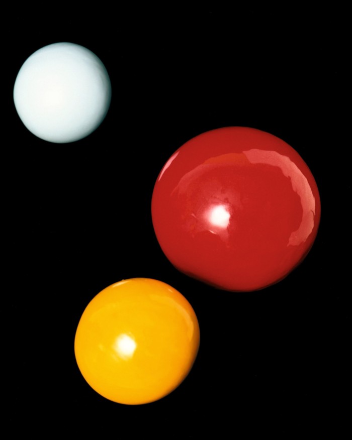 Shirana Shahbazi’s ‘Komposition-40-2011’: a black background on which sit three balls of different sizes in red, yellow and white