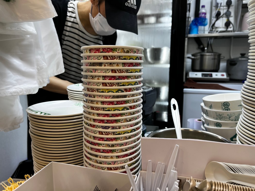 Paper containers and plastic utensils at a dessert shop in Kowloon City. Photo: James Lee/HKFP.