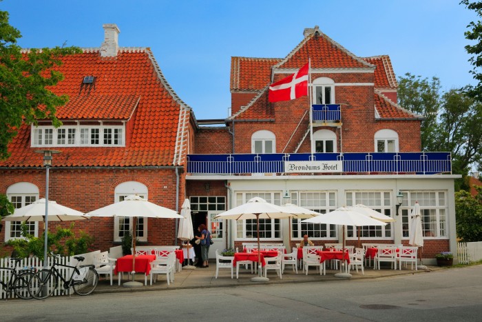 A hotel with outdoor dining 