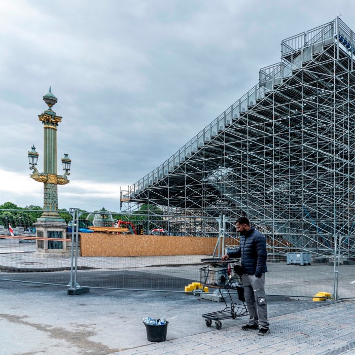 A worker at the Place de la Concorde Urban Park site 