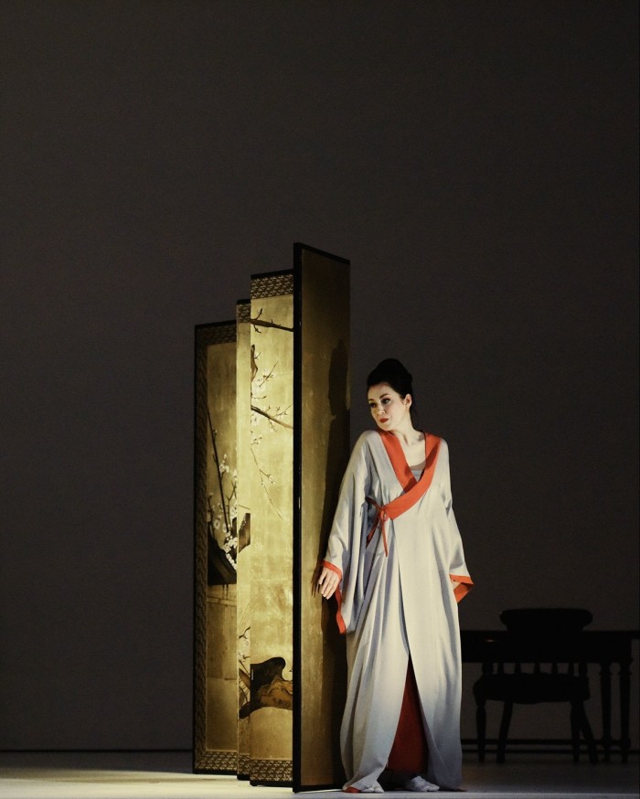 A female singer in a kimono beside a screen in the Zürich Opera House’s 2017 staging of ‘Madama Butterfly’