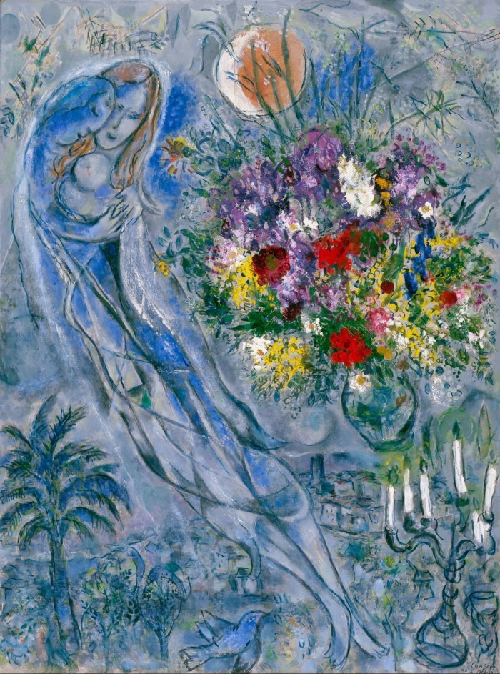 ‘Les Amoureux en gris’, 1956–60, by Marc Chagall at Kunsthaus Zürich: a painting of two swirling, ethereal lovers in blue, floating in the air and holding a small child, over palm trees and beside a large bouquet of flowers 