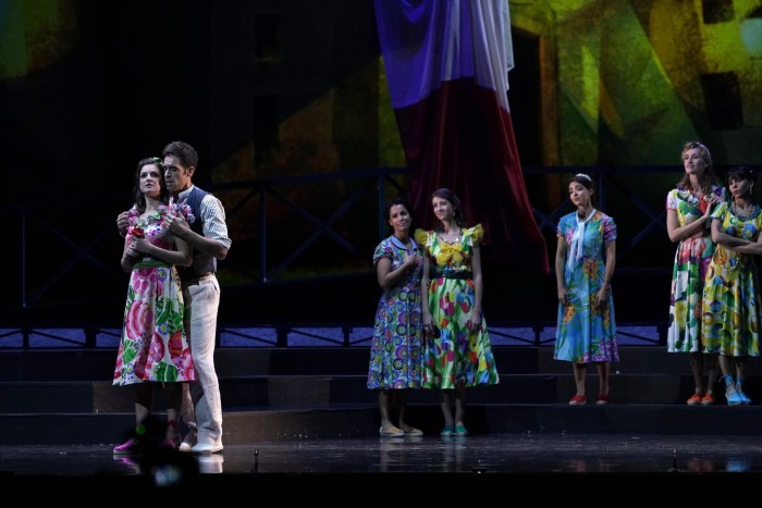 Ismael Jordi (second from left) and female singers in colourful floral dresses in the Teatro de la Zarzuela’s 2021 production of Los Gavilanes (The Sparrowhawks), a 1923 zarzuela by Jacinto Guerrero