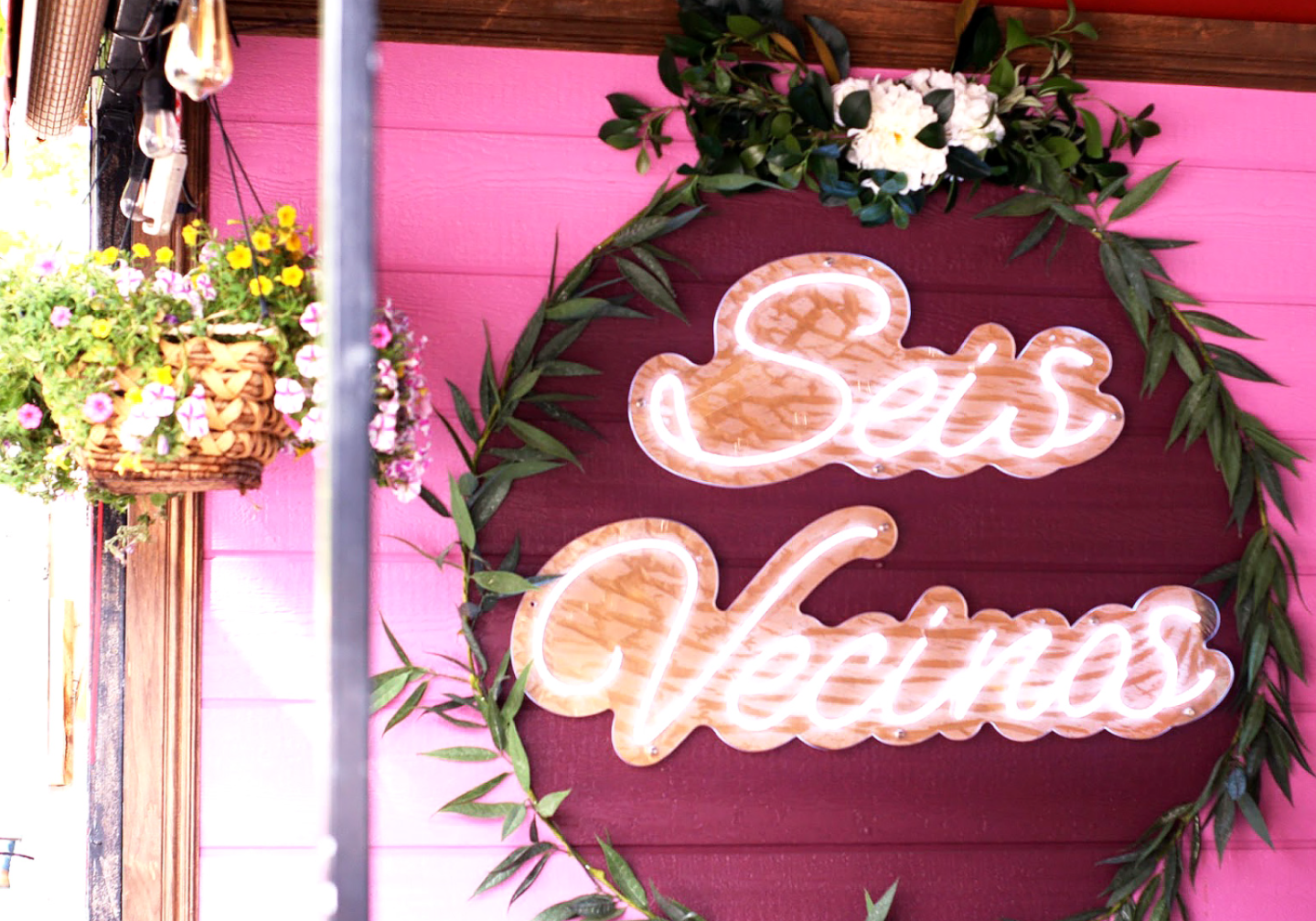 A large sign reads Seis Vecinos