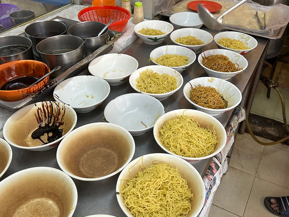 You will notice bowls with noodles on a table as they prepare these for peak times to cut down the waiting time for hungry diners.