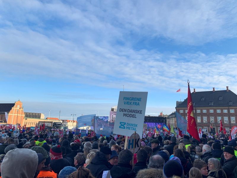 Thousands of Danes protest cancelling of public holiday
