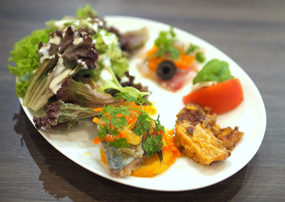 For lunch, you can sample their Salad and Appetizer Plate to get a feel of their starters.