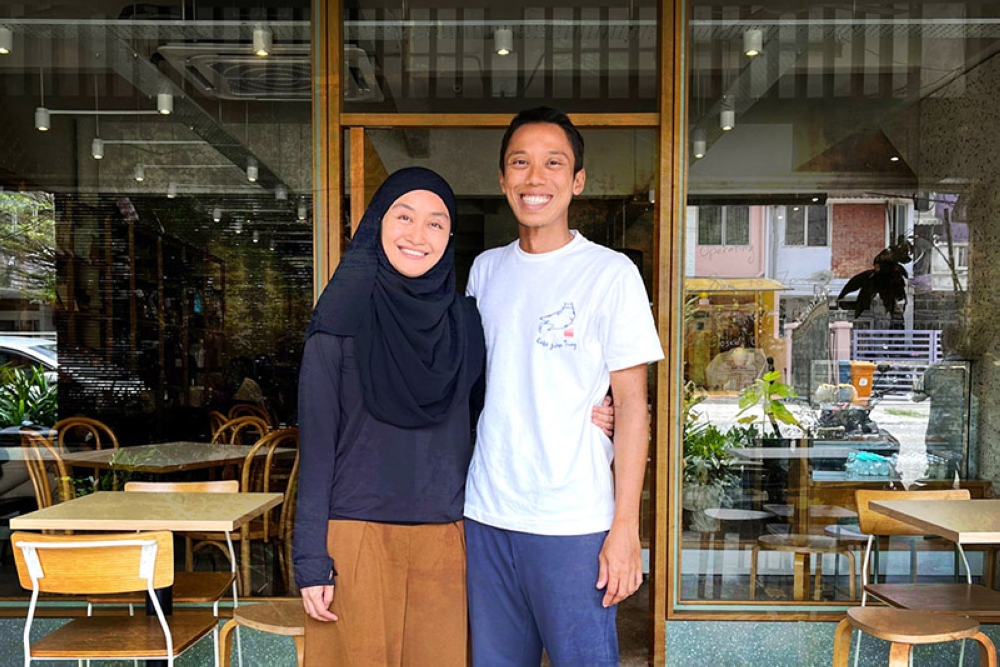 The founders of Cake Jalan Tiung: Nur Shafinaz Binti Abdul Rahman and Hidzad Bin Lahuree.