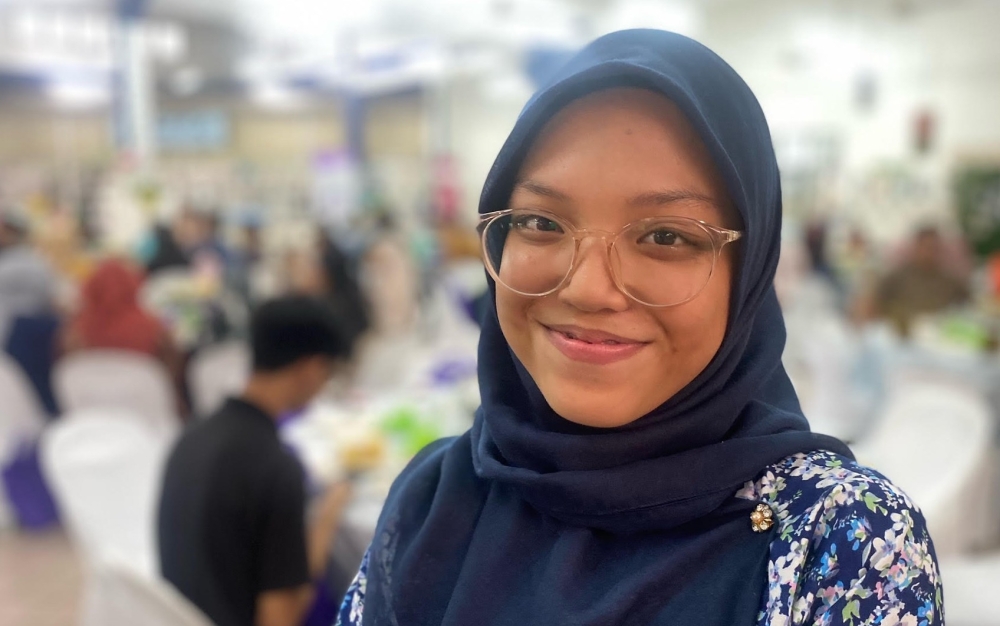 Student Nurul Shazza Rima said the money she saved through Menu Siswa Rahmah allowed her to buy revision books. — Picture by Julia Chan