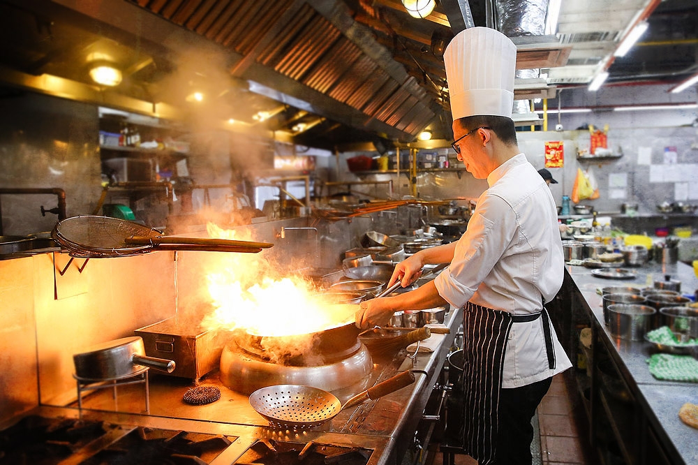 Chef Chong demonstrated how ‘wok hei ‘ is achieved. — Picture by Yusof Mat Isa