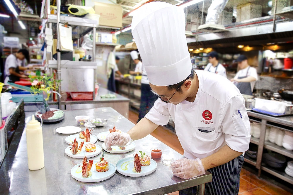 Chef Yam putting final touches to the plating at the pass. — Picture by Yusof Mat Isa 
