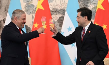 Honduras foreign minister Eduardo Enrique Reina Garcia and Chinese foreign minister Qin Gang raise a toast after the establishment of diplomatic relations between the two countries