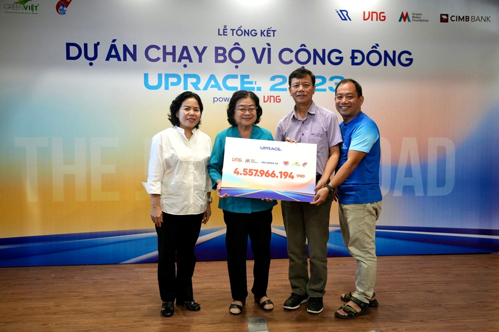 Mrs. Truong Cam Thanh - Director of Dream Maker Foundation (VNG) awarded the Fund to representatives of 3 social organizations