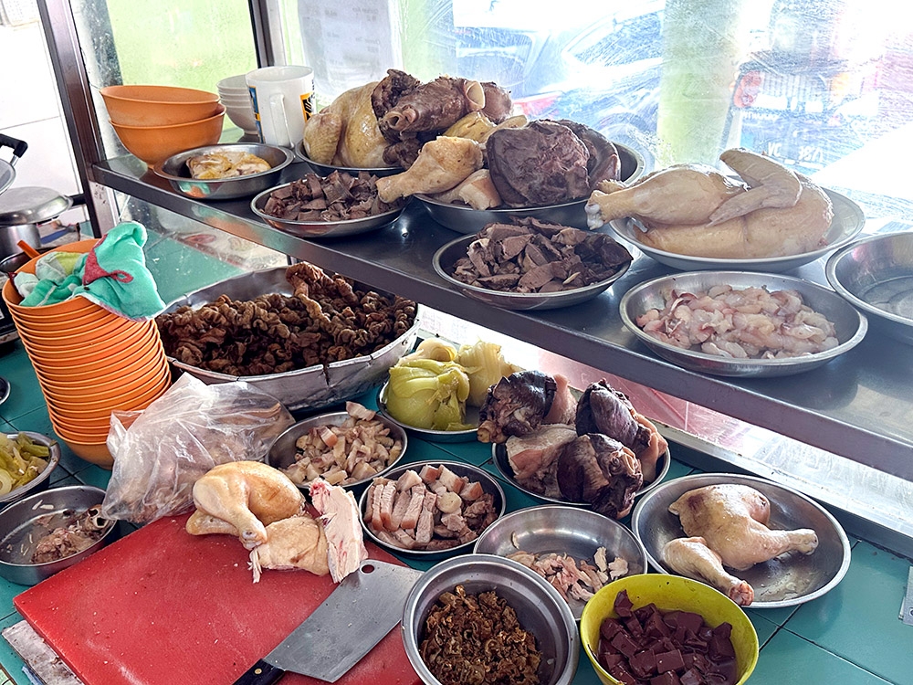 The spread of braised offal, crunchy deep fried intestines and poached chicken.