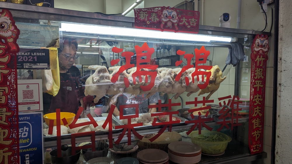 Poached chicken, all lined up and ready for your plate. Notice how plump the regular chickens are compared to the lone 'kampung' chicken at the end.