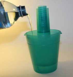 Disfagia y Deglución - Vaso especial para personas que padecen disfagia.  Existen unos vasos adaptados con una muesca que ayudan a personas con  dificultad para tragar a deglutir de forma más segura.