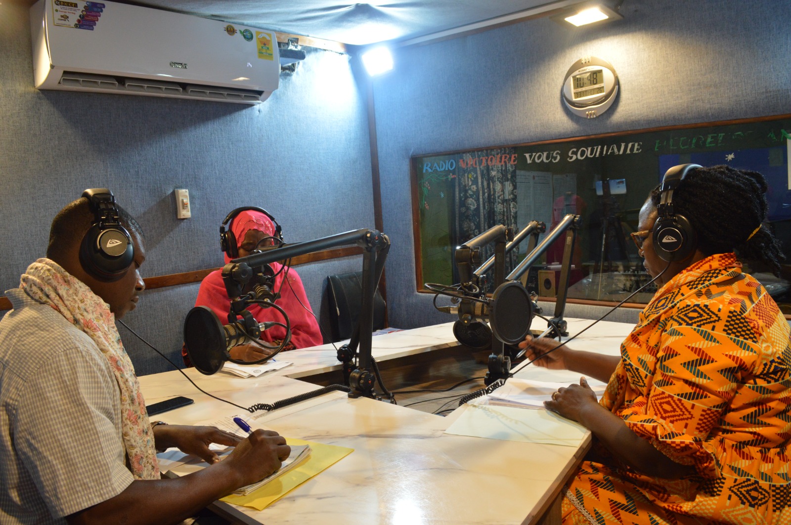 L’ONG RAPAA et l’ACMT animent une émission sur la radio Victoire Fm dans le cadre des vacances sans substances, Lomé le 31 juillet 2025