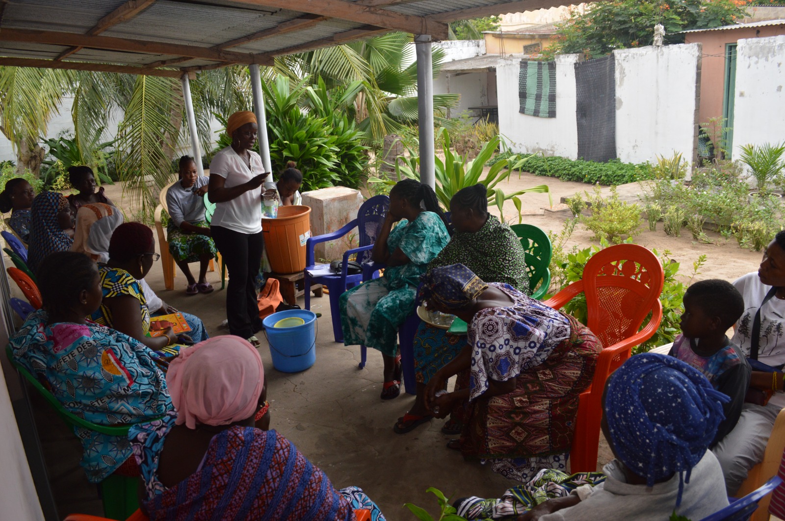 Les femmes du groupe de parole des mères s’initient à la fabrication du savon liquide au siège de RAPAA, Lomé 23-07-2025