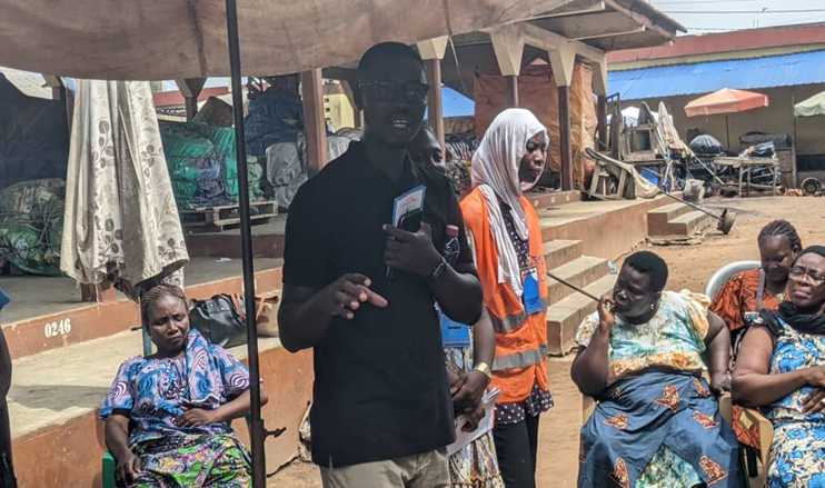 M. Norbert ADJABLI coordonnateur de l’ONG RAPAA avec les femmes commerçantes du marché d'Adidogomé Assiyéyé, Lomé Commune Golfe 7, projet DENVA