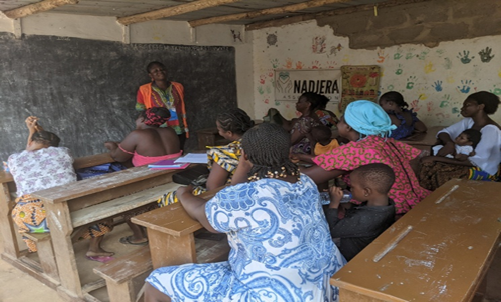 Les volontaires du projet DENVA s’entretiennent avec les femmes de l’Association Alpha B, Lomé Commune Golfe 7