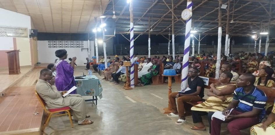 Mme KAMA DJONNA Akoura, Vice-Présidente de l’ONG RAPAA informe les participants sur le rôle prépondérant que doivent jouer les familles dans la prévention des risques auxquels la jeunesse est confrontée, Paroisse Saint Jean de Segbé, Lomé commune Golfe 7, le 06/03/2026