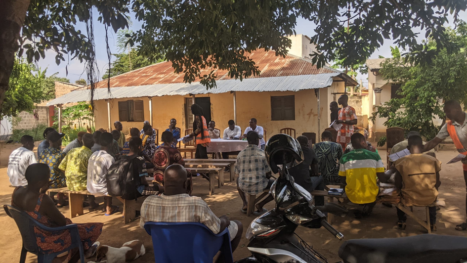 Dans le cadre de la journée internationale de la famille, les volontaires nationaux du projet DENVA encadrés par l’ONG RAPAA organisent avec l’appui des leaders communautaires une séance de sensibilisation sur le rôle des parents dans la prévention des comportements à risques chez les jeunes Lomé Commune Golfe 7, quartier Logote Sakani le 17/05/2026