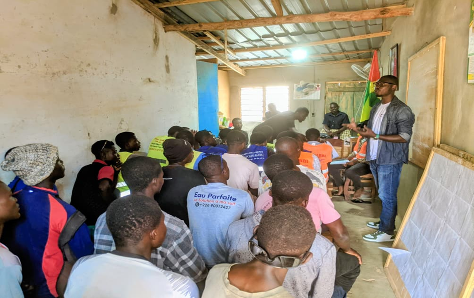 M. Norbert ADJABLI coordonnateur de l’ONG RAPAA s’entretient avec les apprentis, Lomé Commune Golfe 7, le 18/05/2026