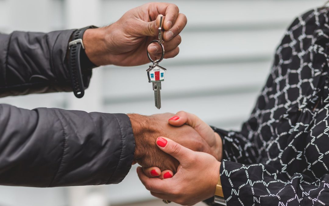 person holding silver key