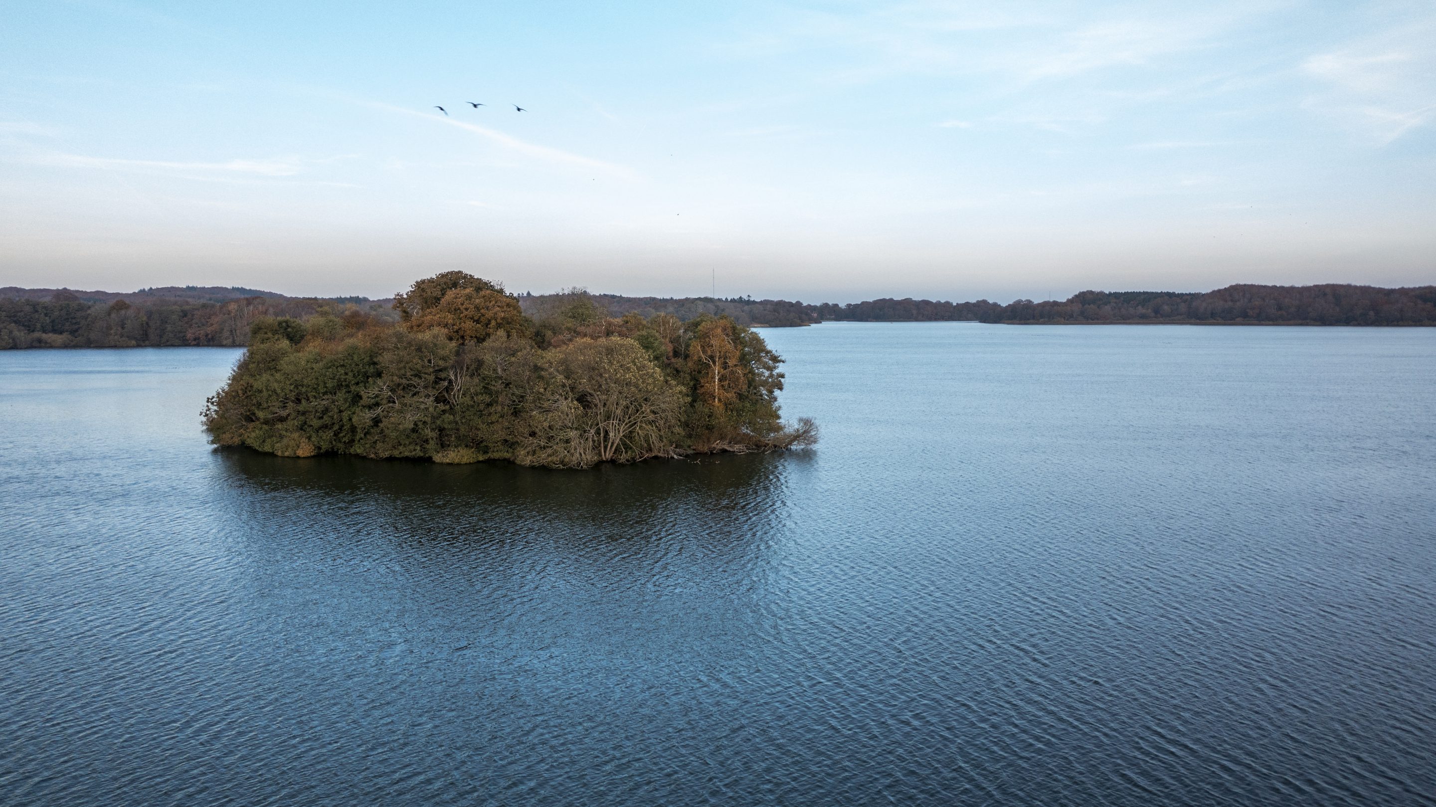 Skarresø er med sine 194 ha en af Sjællands største søer i Naturpark Åmosen, i Vestsjælland.