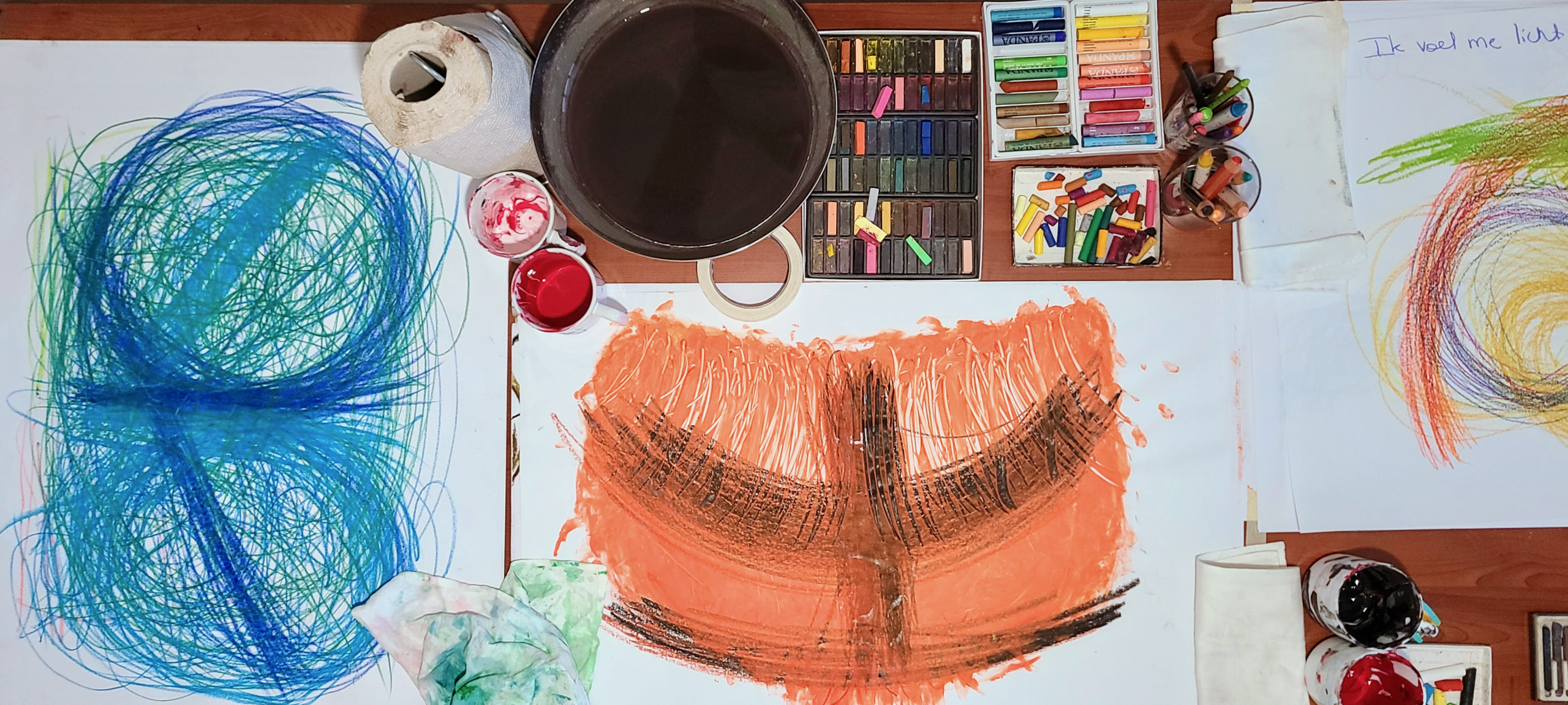 Creatieve-beeldende-therapie-Atelier-Binnenstebuiten Enkele voorbeelden van beeldende werken met krijt en verf op papier, gemaakt tijdens een sessie creatieve therapie bij Atelier Binnenstebuiten.