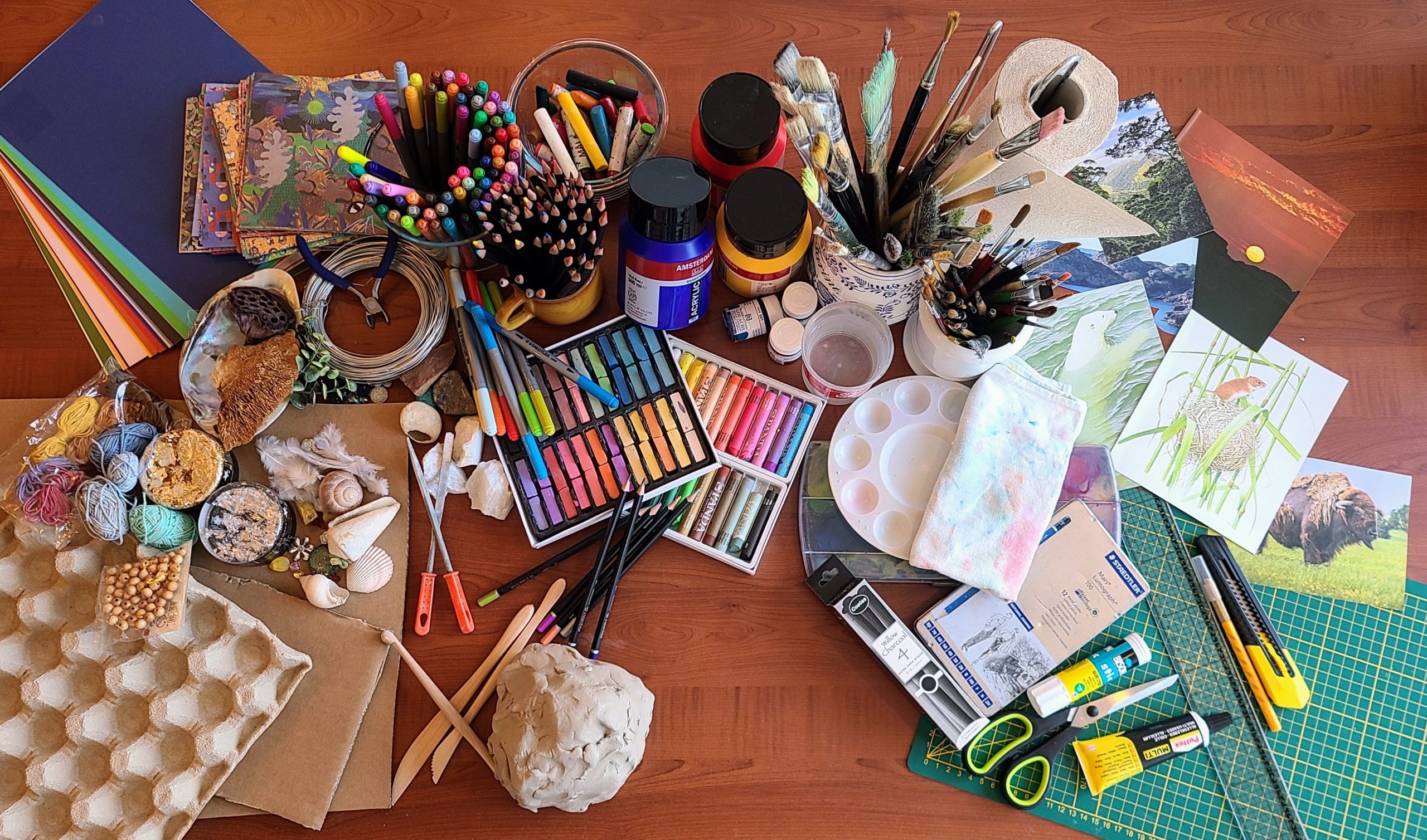 Materialen-creatieve-therapie-Atelier-Binnenstebuiten-Kinderen-en-tieners
