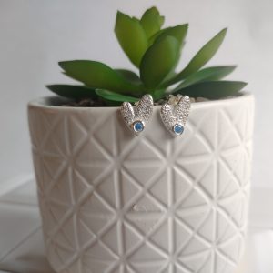 zilveren hartjes oorstekers met blauwe zirconia