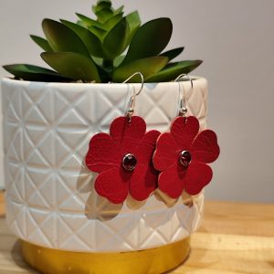 Lederen oorbellen in bloemvorm rood met steentje