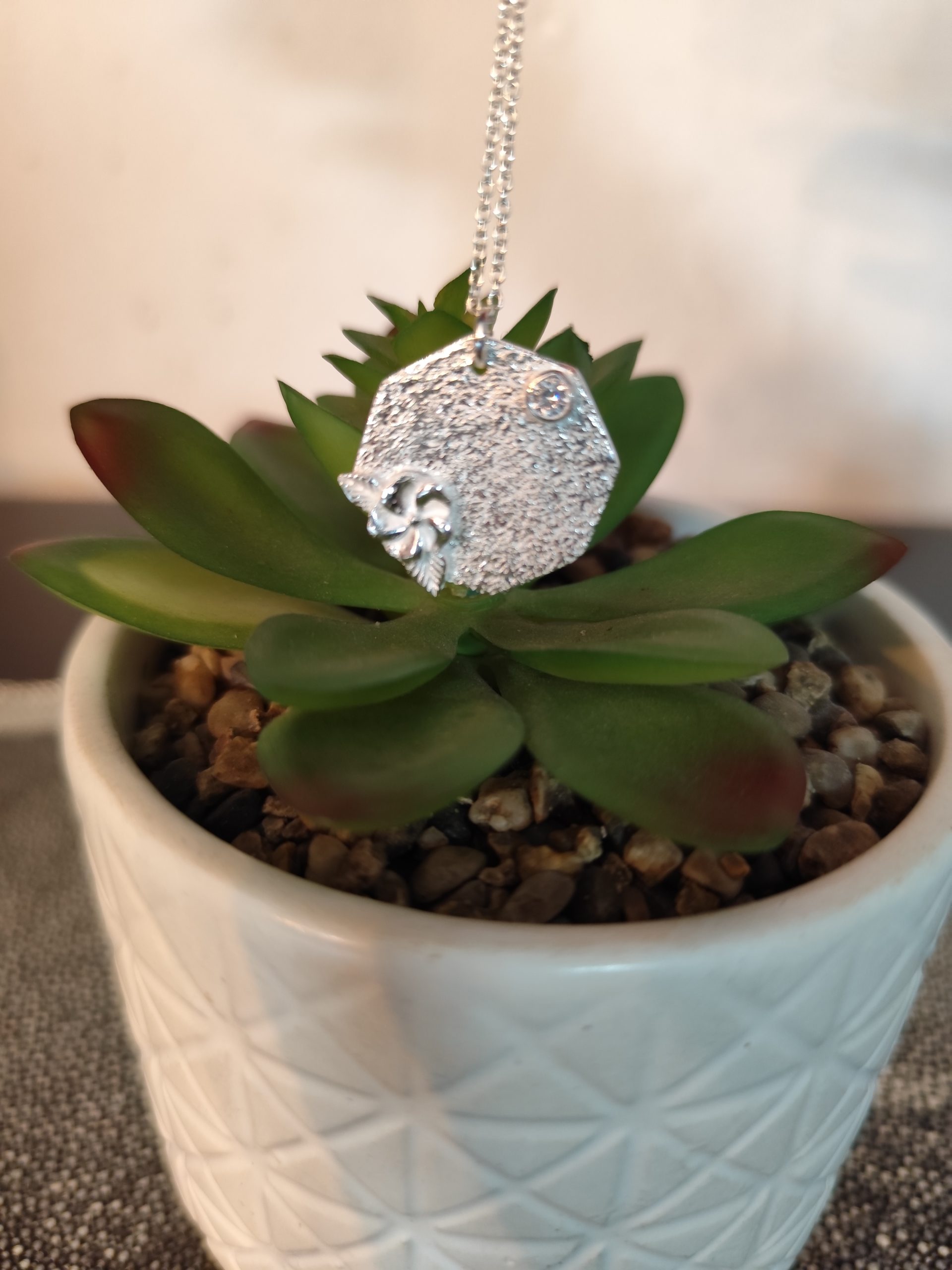 Zilveren hexagoon hanger flower