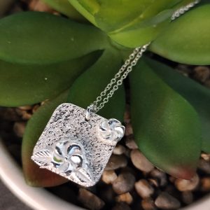 Zilveren vierkante hanger flower