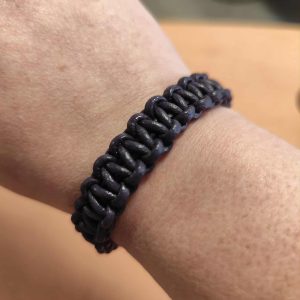 Gevlochten lederen armband violet