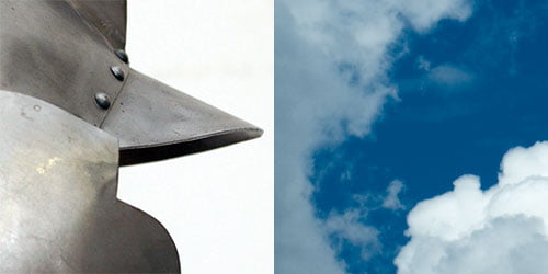 Les deux photos d'origine : un gros plan de casque médiéval et un fond de ciel nuageux.