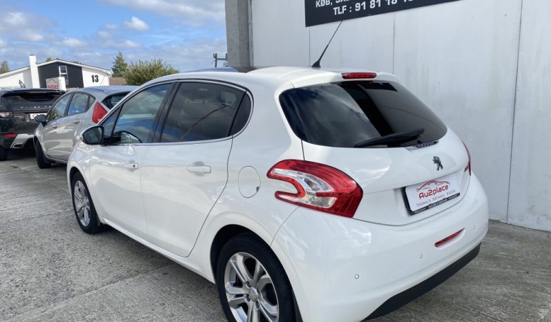 Peugeot 208 1,2 VTi Allure Sky 5d full