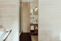 Stijlvolle badkamer met inloopdouche - Hotel Limburg