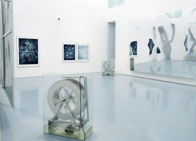 Raumschwankung (one day of water), 2019 Mirror, humidity, waterwheel, pump, glastank, rope. Installation view at Kunstpalast, Düsseldorf